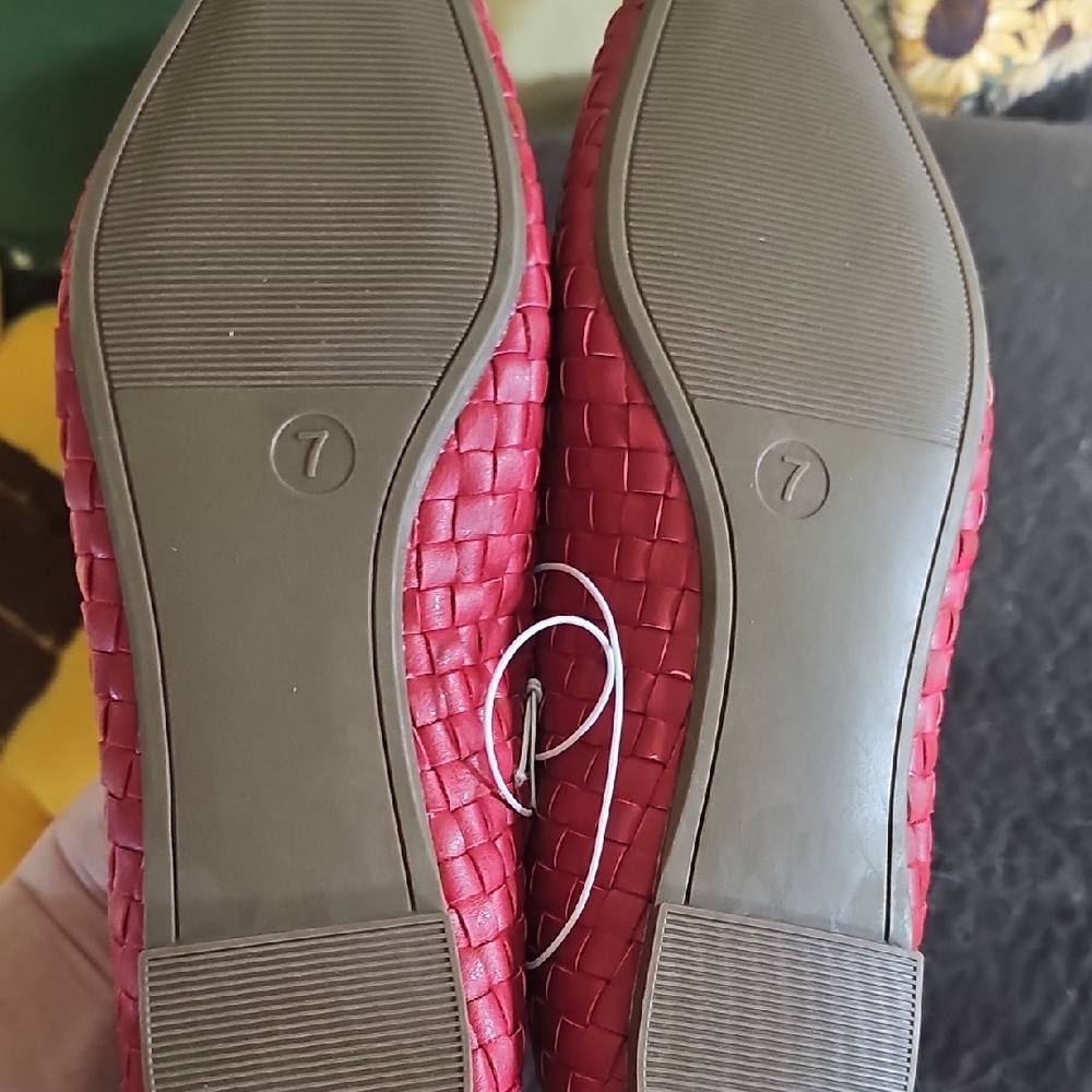 Universal Thread Red Flats - Picture 3 of 3